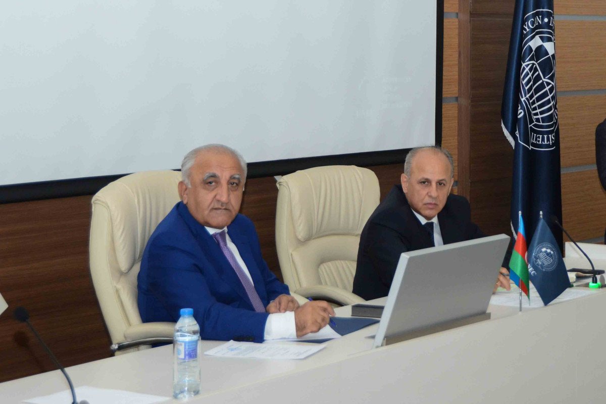 UNEC-də ilk: İnzibati heyətin xidməti fəaliyyəti qiymətləndirilib