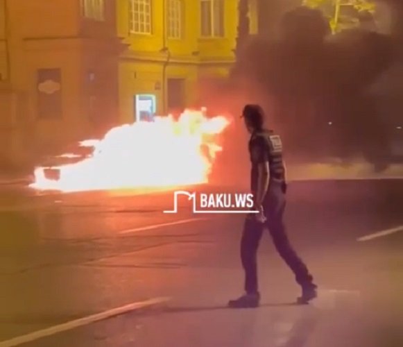 Bakıda avtomobil yanaraq kül oldu