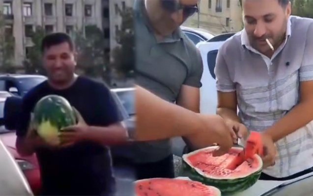 Saatlarla tıxacda qalan sürücülər qarpız kəsib yedilər