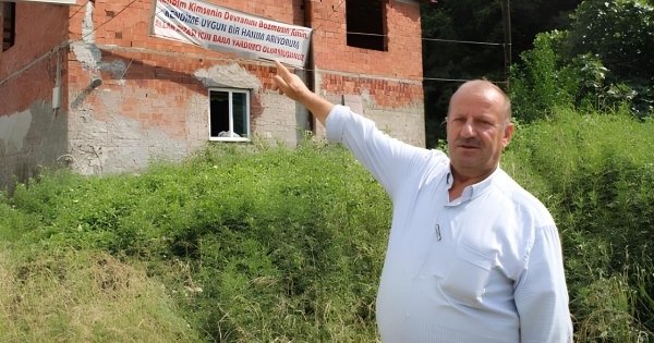 "Təmiz qadın axtarıram, 60-70 kq arası olsun" yazıb divarından asdı - FOTO