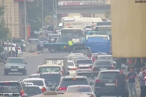 Sürücülərin NƏZƏRİNƏ: Əsas yollardan birində hərəkət məhdudlaşdırıldı