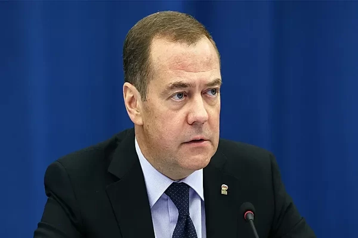 Medvedev: Ukraynaya kapitulyasiya lazımdır