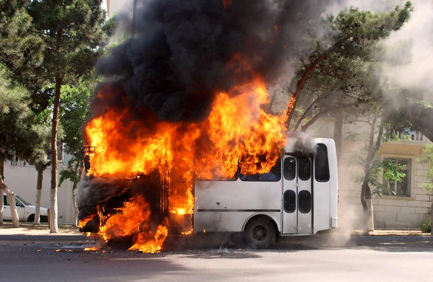 Bakıda mikroavtobus yandı