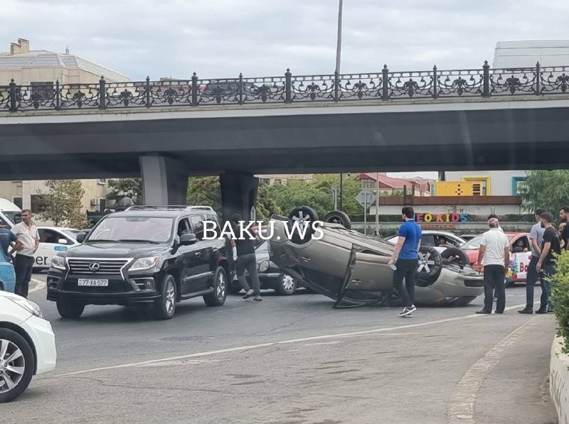 Bakıda qəza - "Prius"çevrilərək aşdı - VİDEO