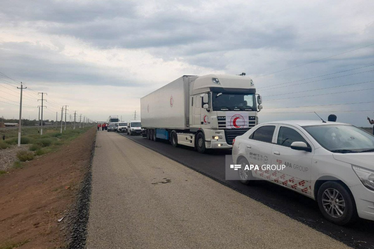 Bakıdan göndərilən 40 ton un yüklü avtomobillər Rusiya sülhməramlılarının Ağdam-Xankəndi yolundakı postuna çatıb - VİDEO - YENİLƏNİB-1