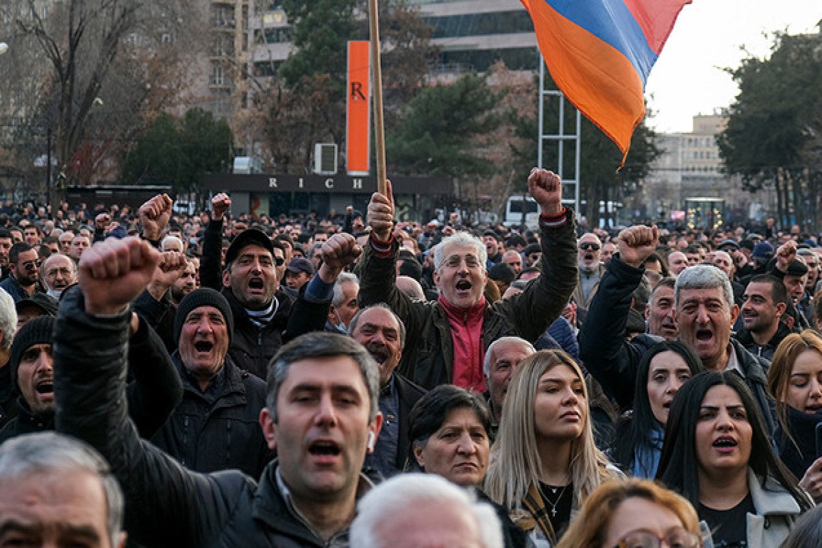 İrəvanda Paşinyanın istefası tələbi ilə mitinq keçirənlər küçələri bağlayır - YENİLƏNİB