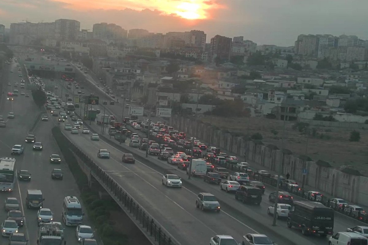 Bakıda yol qəzası sıxlığa səbəb olub - FOTO