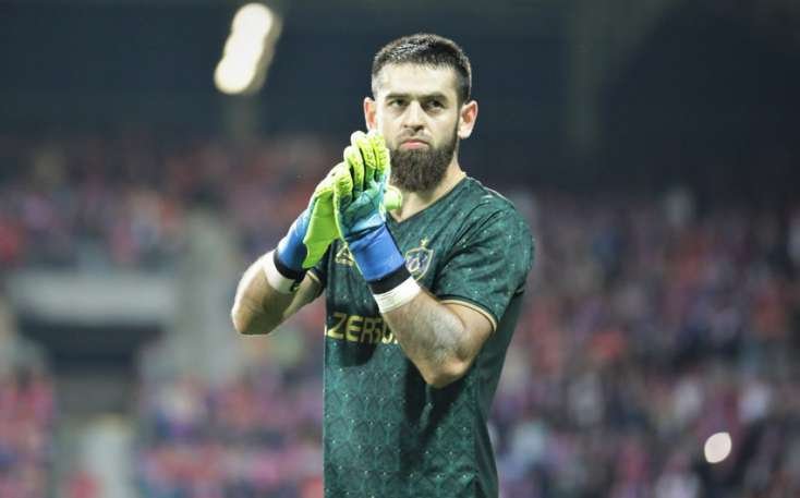 Şahrudinin debüt oyununda direktor futbolçunu döymək istədi -