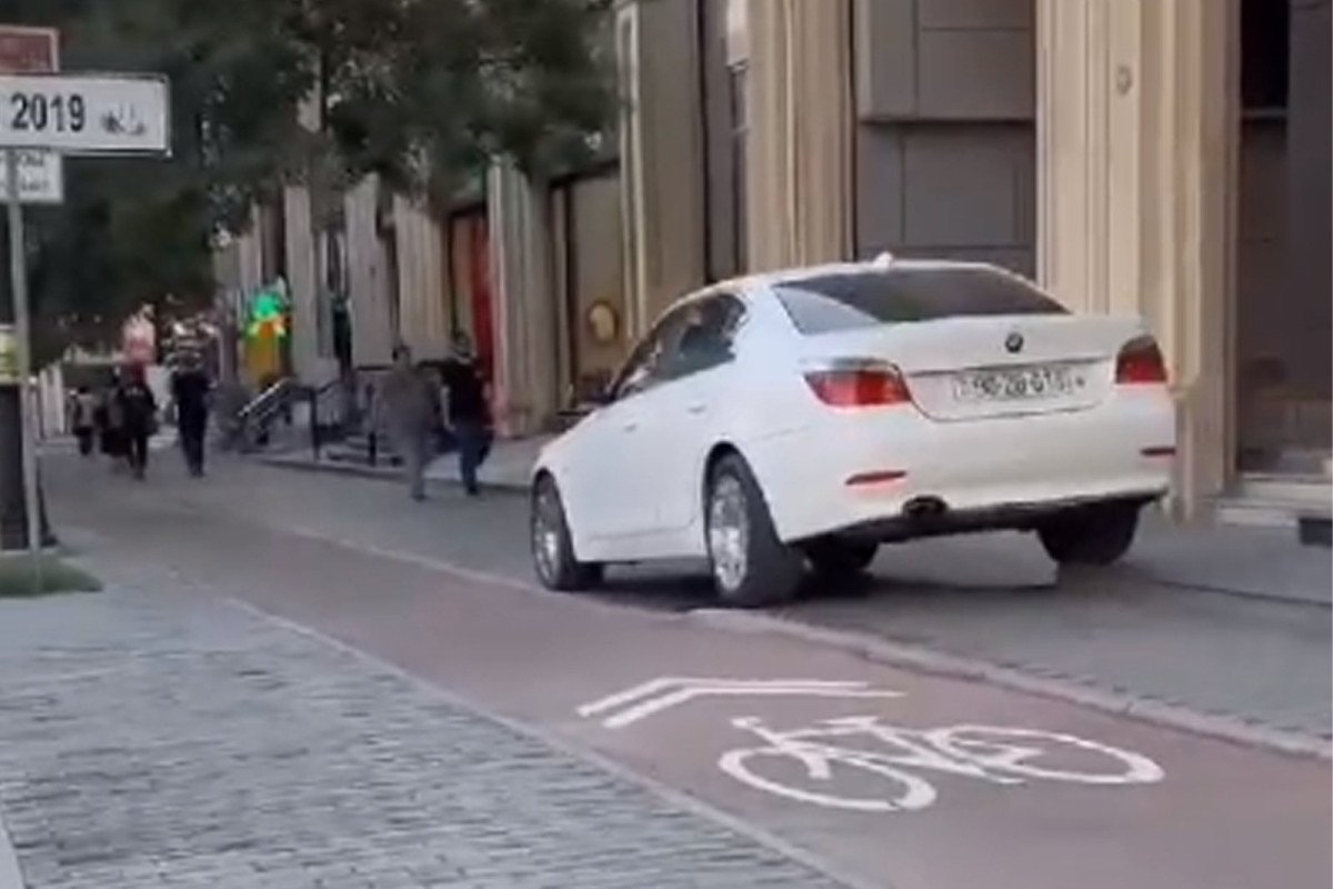 Səkidə maşın sürən şəxs cərimələnib - FOTO