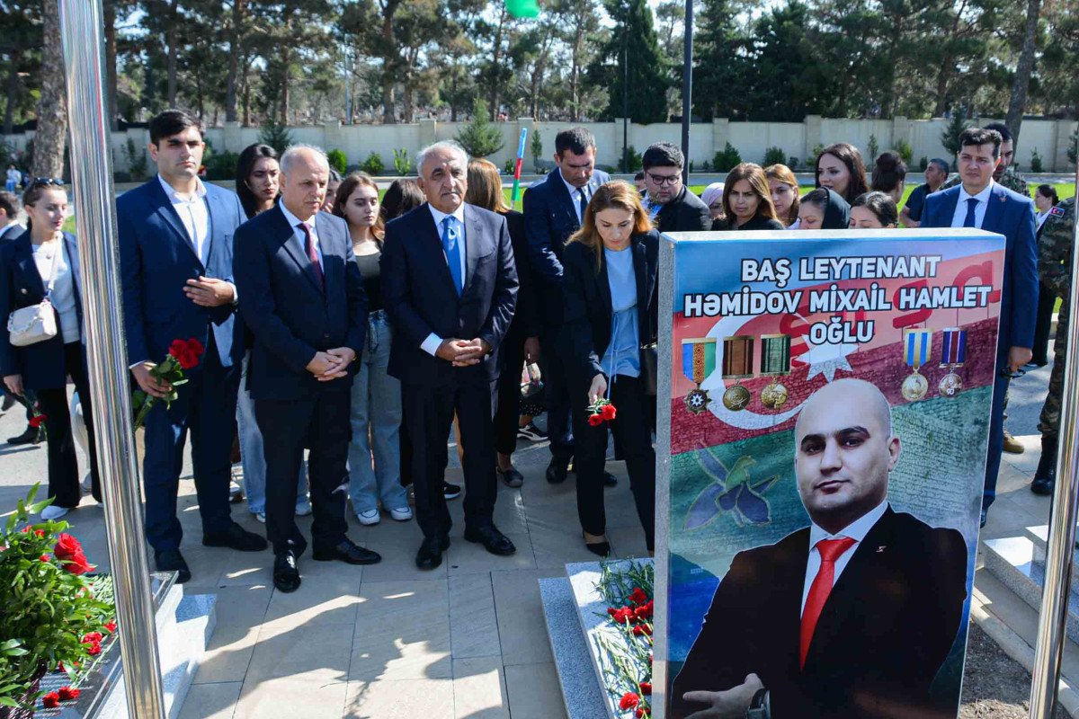 UNEC kollektivi Anım Günündə şəhid tələbə və məzunlarının məzarlarını ziyarət edib