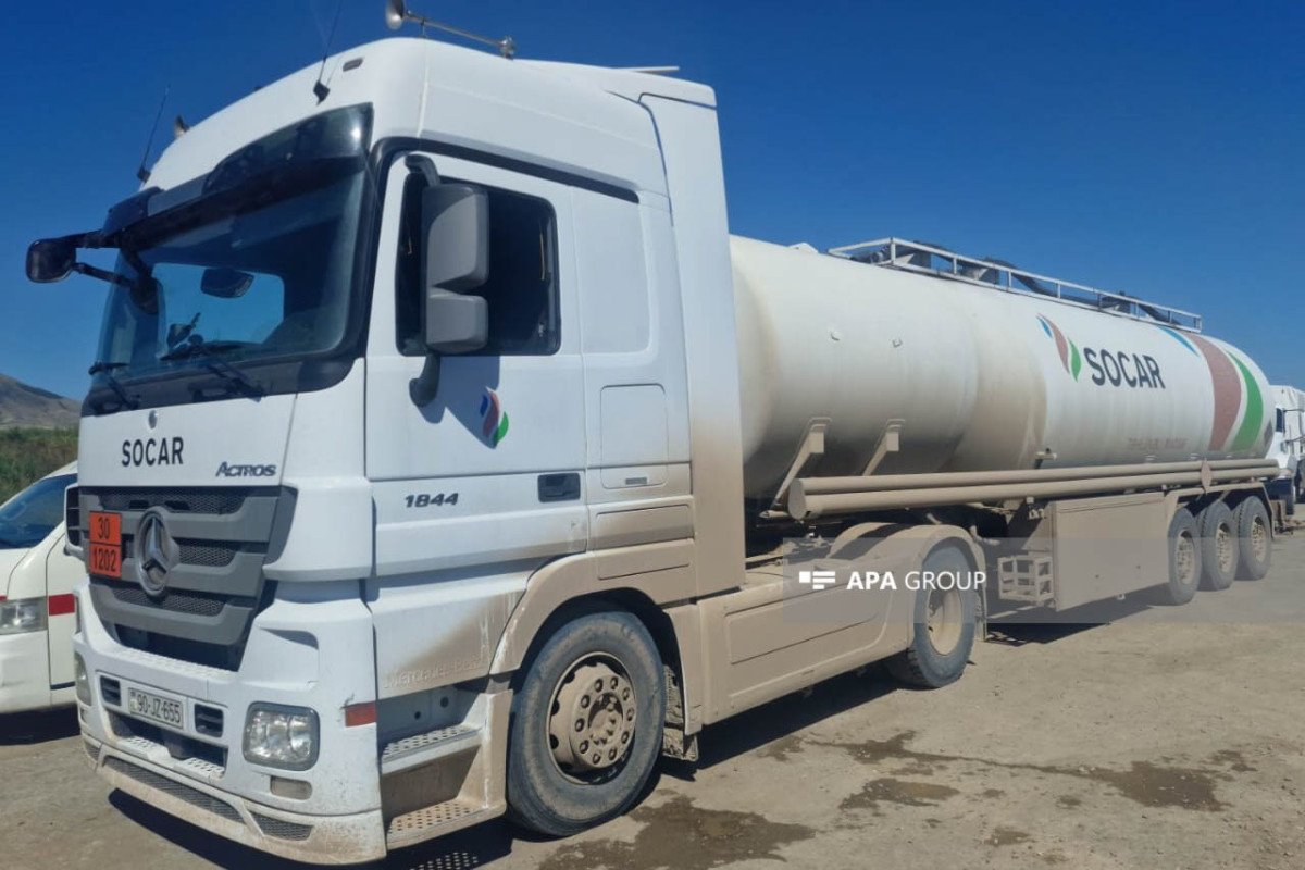 SOCAR-ın yanacaq dolu daha bir maşını Ağdamdan Xankəndiyə yola düşüb - FOTO