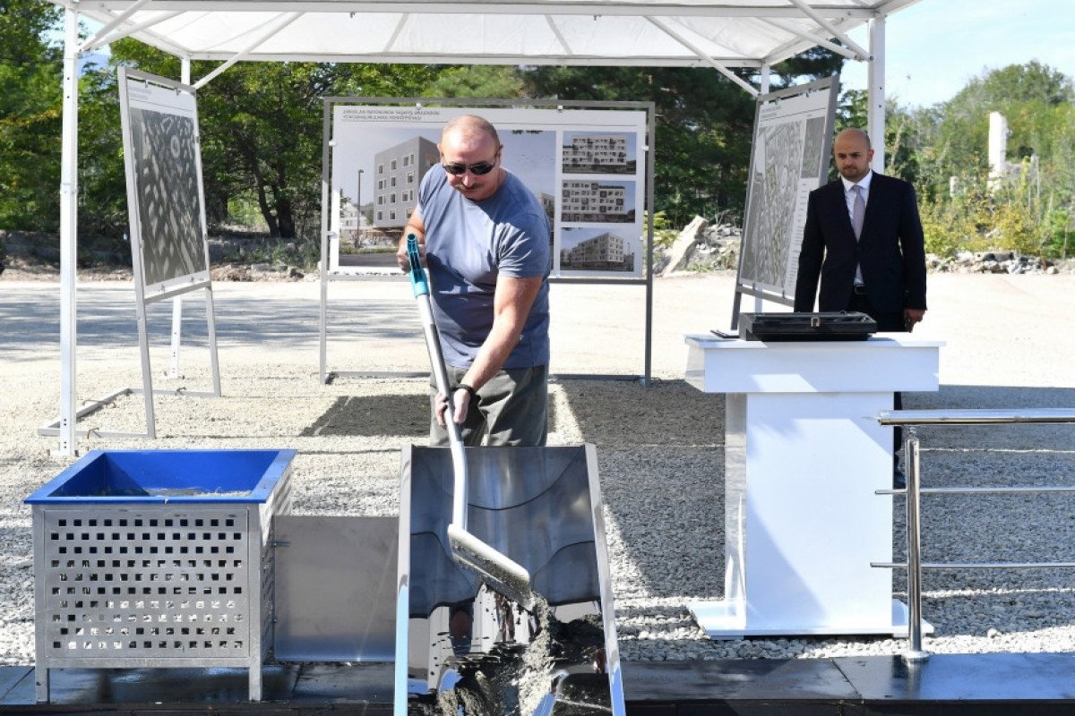 Prezident İlham Əliyev Zəngilan şəhərində 4-cü yaşayış kompleksinin təməlqoyma mərasimində iştirak edib