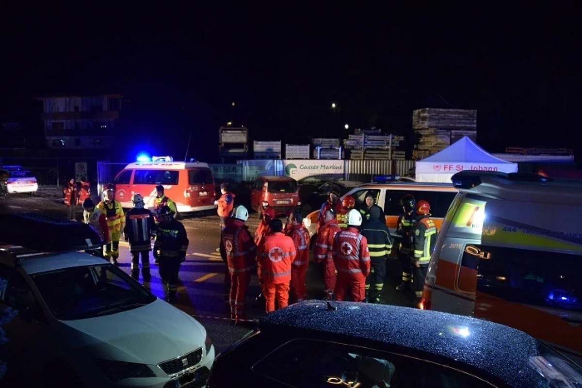 İtaliyada avtobus estakadadan aşıb, 20 nəfər ölüb