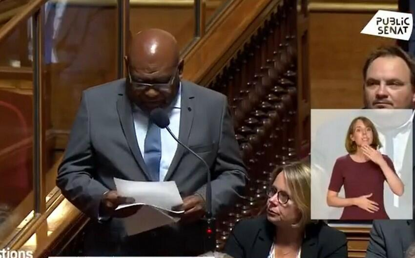 Senator Fransanı müstəmləkəçiliyi qanuniləşdirməkdə ittiham etdi