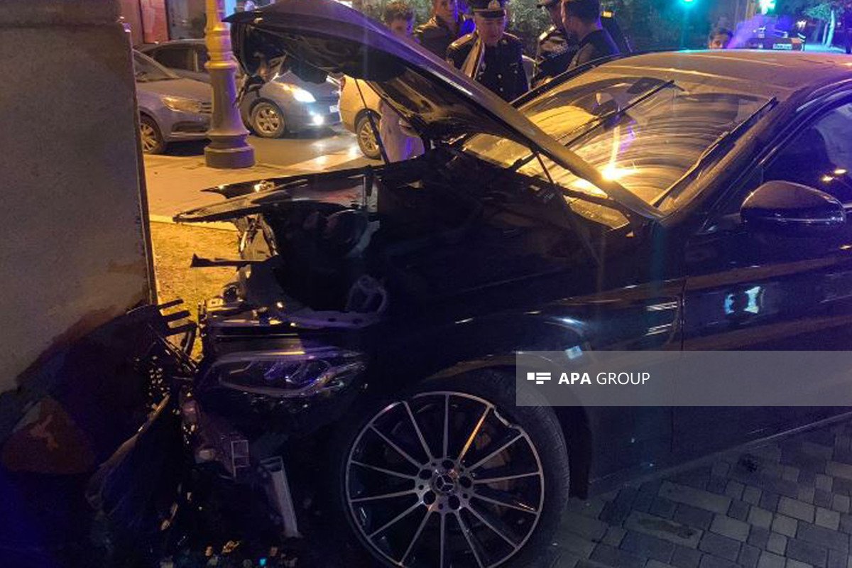 Bakıda avtomobil divara çırpılıb, 2 qadın ağır xəsarət alıb - FOTO