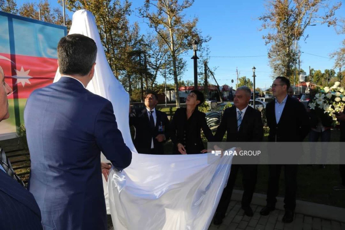 Gürcüstanda 28 nəfəri xilas edən azərbaycanlının abidəsinin təmirdən sonra açılışı olub - FOTO