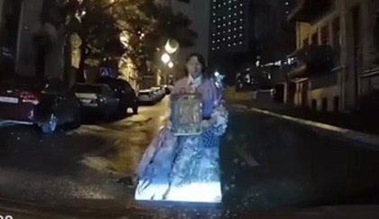 Bakı yollarında avtomobillərin hərəkətinə mane olan qadın saxlanıldı