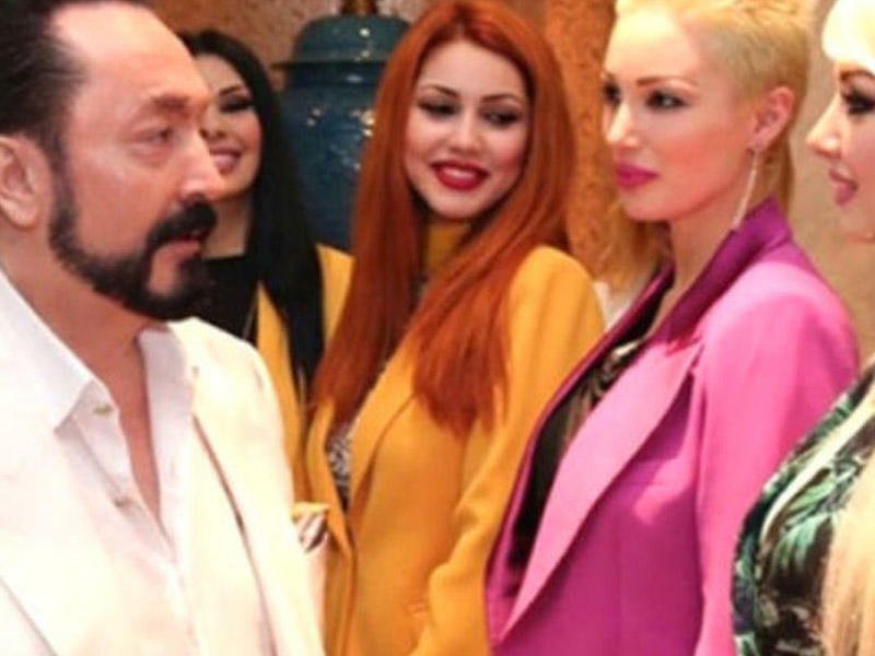 Adnan Oktar həbsxanada da rahat durmadı - Qadın vəkillərlə... / FOTO