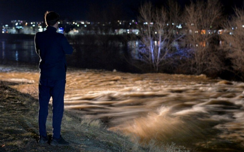 Bənd dağıldı, Rusiyada təşviş yarandı: Ölənlər var, əhali təxliyə edilir - VİDEO