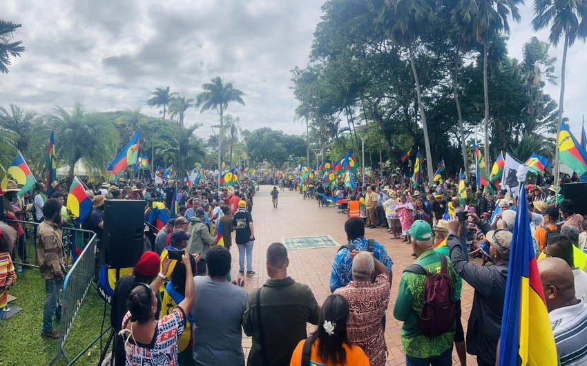 Yeni Kaledoniyada Fransa əleyhinə aksiya: afişanın əsas loqosu kimi İlham Əliyevin "Dəmir yumruğ"u seçilib