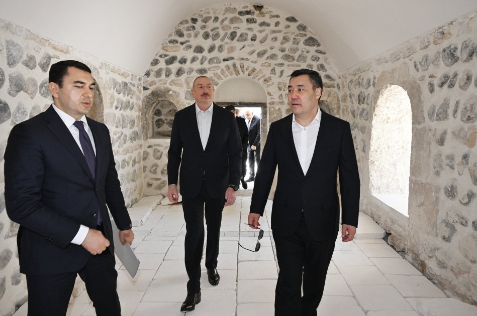 İlham Əliyev və Sadır Japarov Ağdamda Pənahəli xanın sarayı və İmarət kompleksində görülən işlərlə tanış olublar
