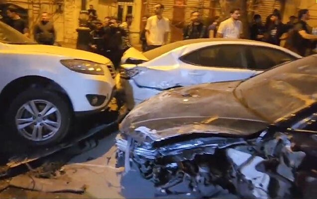 Bakının mərkəzində sürət yarışı: 10-a yaxın maşın əzildi - Video