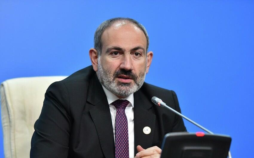 Paşinyan Tavuşda nə etdiyini izah etmək üçün əvvəlcə stolun üzərinə su tökdü, sonra... - VİDEO