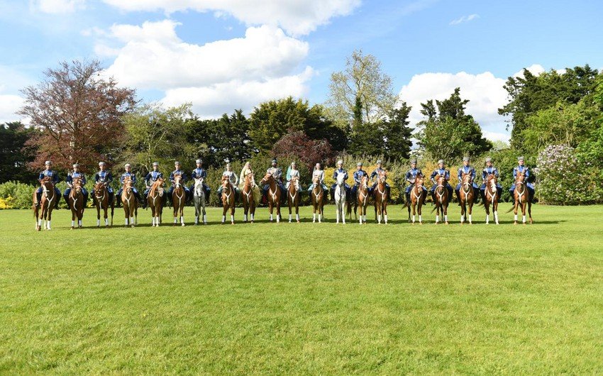 Azərbaycan Britaniya kralına gümüş alətlərin təsvir olunduğu rəsm əsəri hədiyyə edib