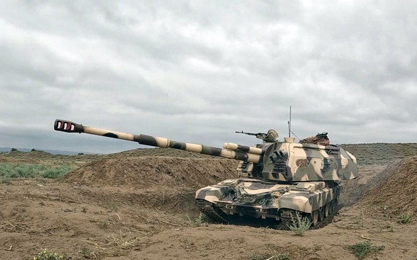 Artilleriya bölmələri ilə döyüş atışlı taktiki təlim keçirilir - VİDEO