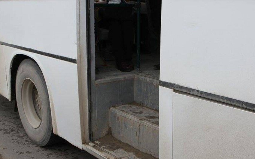 Bakıda avtobusda DƏHŞƏT: qadın yıxılaraq təkərin altında QALDI