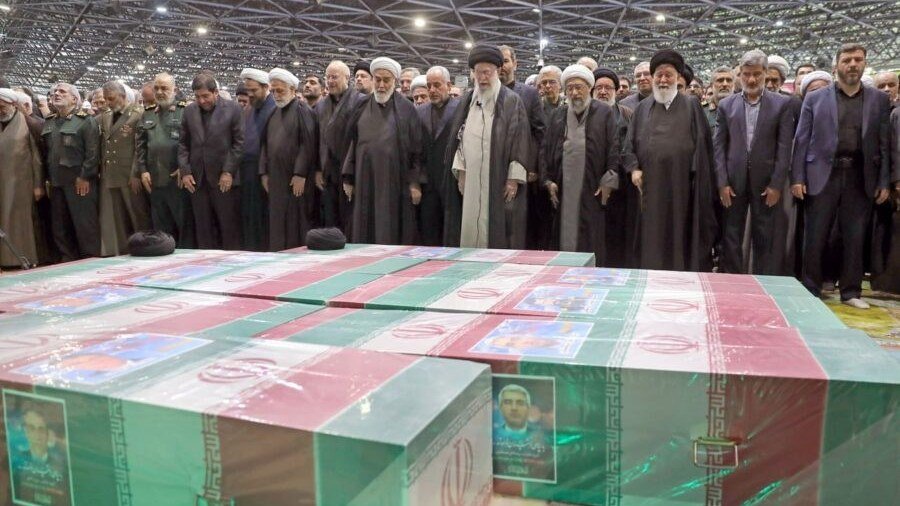 Rəisi dəfn edilir: Xamenei tabut önündə – VİDEO