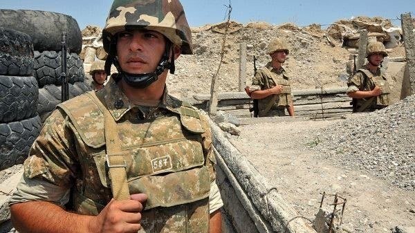 Erməni hərbçi “Azərbaycan” yazısını belə “qoruyur” - FOTO