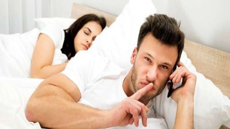 Kişi bunları edirsə, DİQQƏTLİ OLUN: Başqa qadınlara yazır