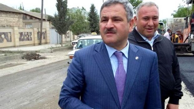 Hamı icra başçısının bu hərəkətindən danışır - VİDEO