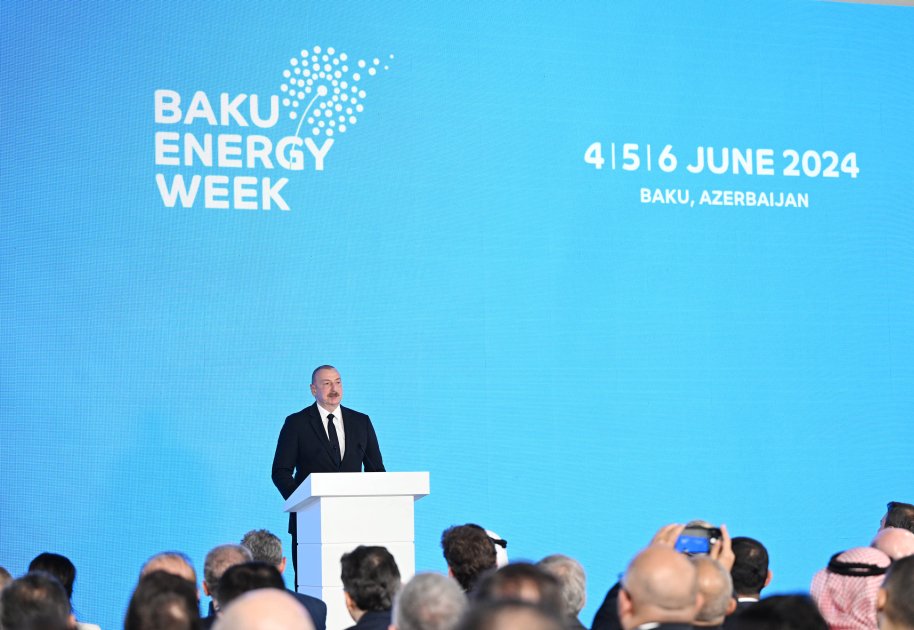 İlham Əliyev Bakı Enerji Həftəsi çərçivəsində 29-cu “Caspian Oil&Gas” və 12-ci “Caspian Power” sərgilərinin açılışında iştirak edir