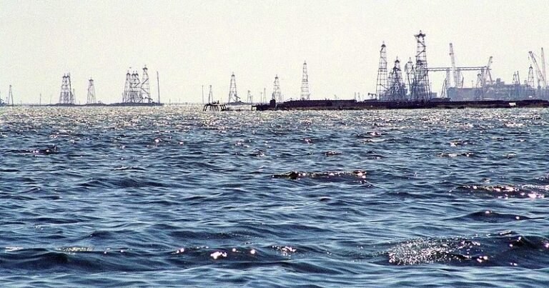 Prezident Xəzərdə süni torpaq sahələri yaradılması haqqında qanunu təsdiqləyib