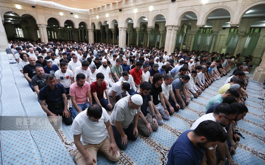 Bakıda Əjdərbəy məscidində bayram namazı qılınıb
