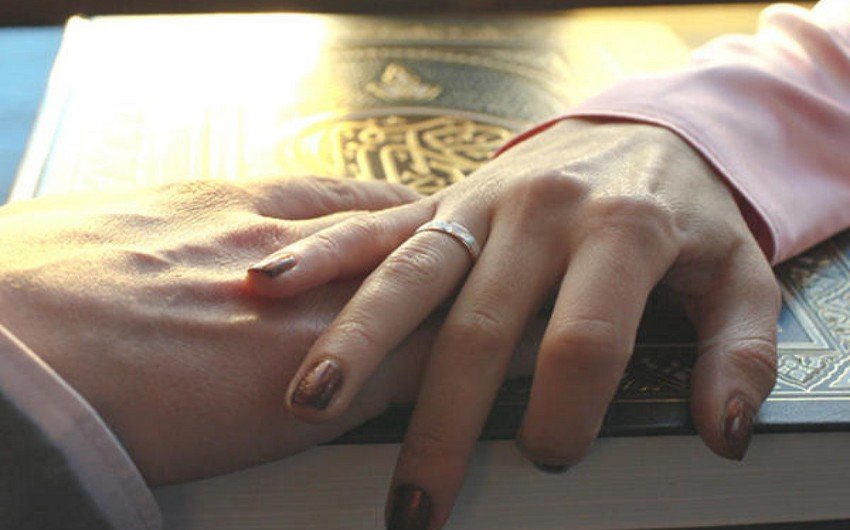 Rəsmi nikah olmadan dini kəbin kəsənlərə qarşı cəza mexanizmlərinin olması təklif edilir