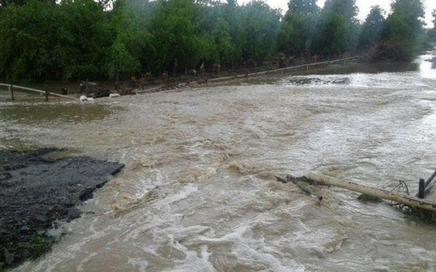 Gilgilçay və Dəmiraparançaydan sel keçir