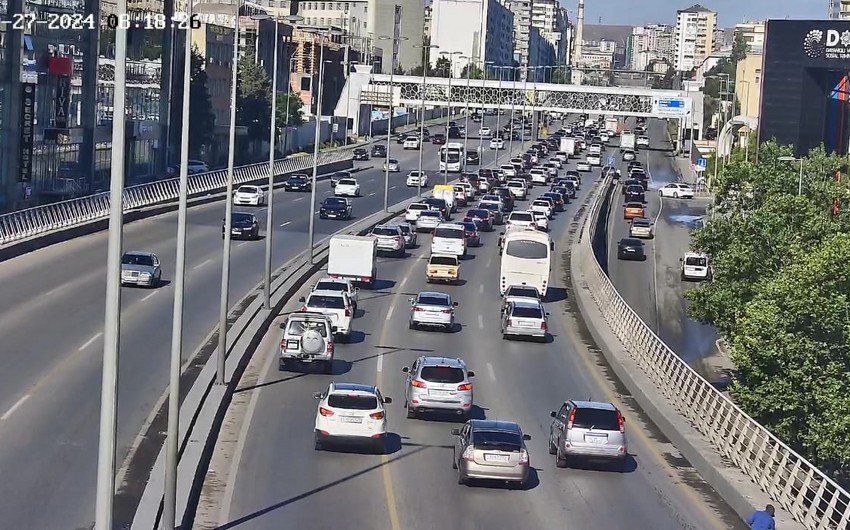 Bakının bəzi yollarında tıxac yaranıb - SİYAHI