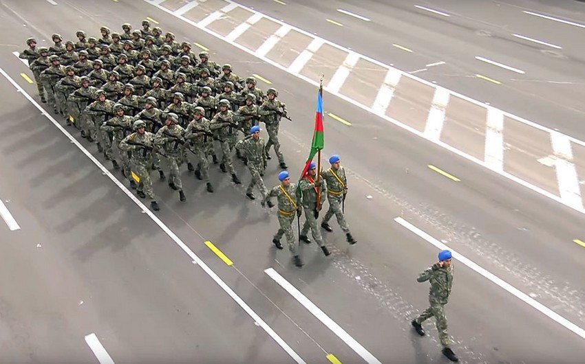 Zakir Həsənov Belarusda Azərbaycan hərbçilərinin də iştirak etdiyi paradı izləyib