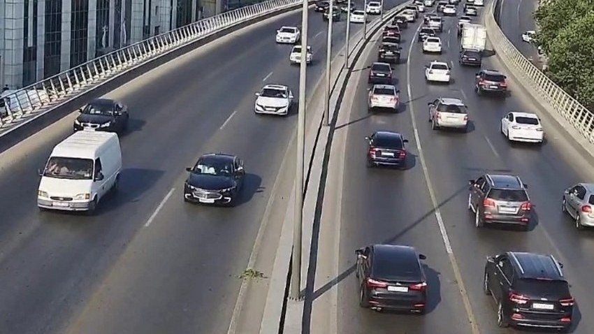 Bakının bir sıra yollarında sıxlıq var - SİYAHI