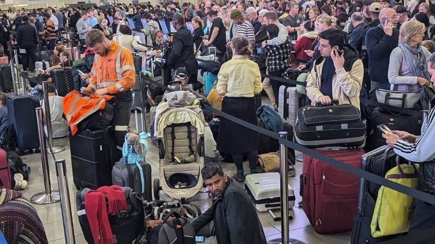 Dünyada kütləvi nasazlıq yaşanır: Hava yolları və bankların işində problem