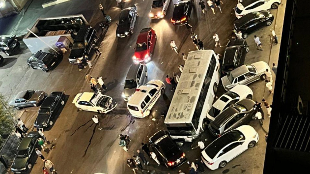 Bakıda avtobus 10-dan çox avtomobili BELƏ ƏZDİ - ANBAAN GÖRÜNTÜLƏR