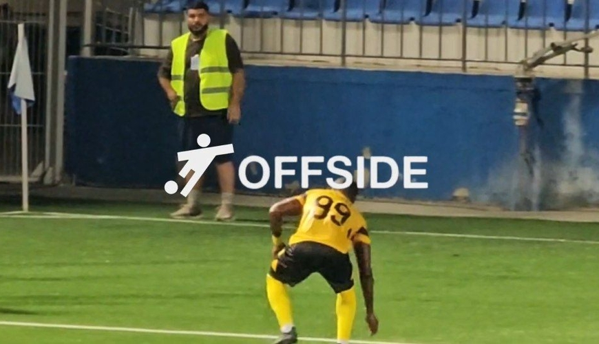 "Neftçi"nin futbolçusundan azarkeşlərə ədəbsiz hərəkət, ara qarışdı - VİDEO
