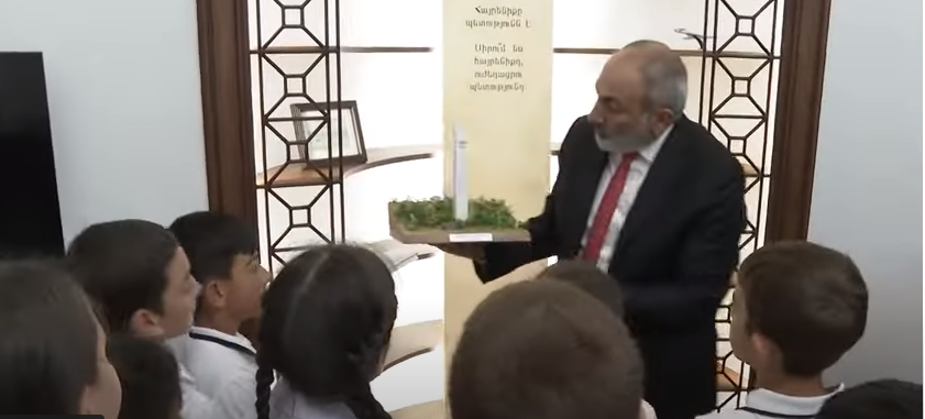 Paşinyan Qazaxla sərhəddə yerləşdirilən dirəyin maketini görün kimlərə göstərdi - VİDEO