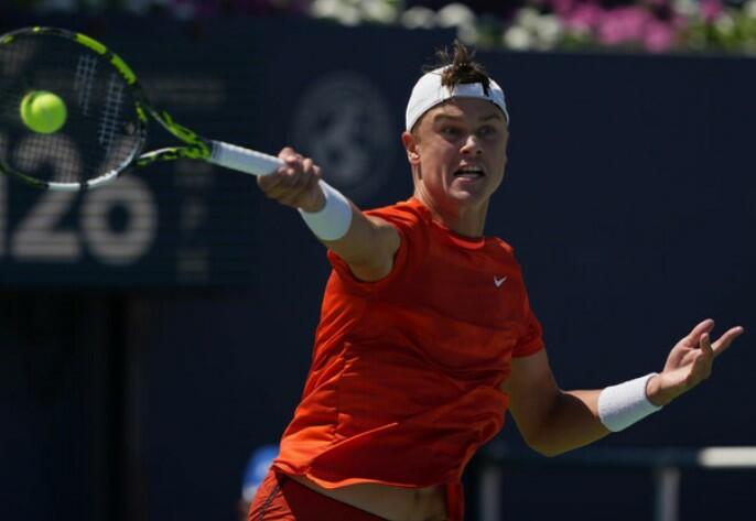 Məşhur tennisçini oyun zamanı gün vurdu - FOTO