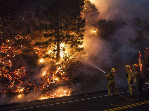 İzmirdə meşə yanğını yaşayış yerlərinə çatdı: əhali təxliyə edilir