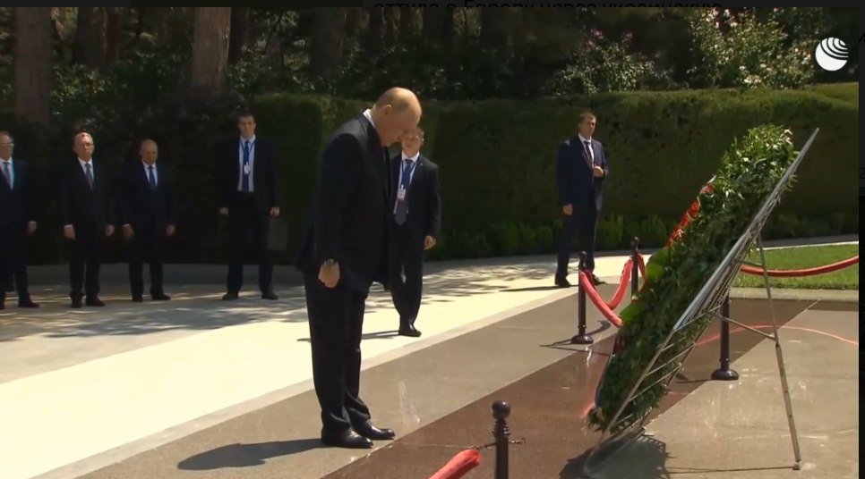 Vladimir Putin Ulu Öndər Heydər Əliyevin məzarını ziyarət edib