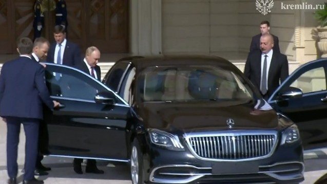 Prezidentlər Bakı gəzintisində: maşını Əliyev sürür – VİDEO